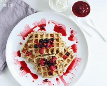 Dinkelwaffeln mit Mandelcreme und Beeren - das perfekte Sportlerfrühstück