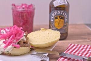 Pulled Beef aus dem Slowcooker mit Meerrettich und sauren roten Zwiebel