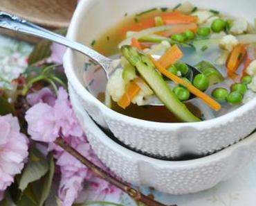 Bunt und gesund! Leichte Frühlingssuppe