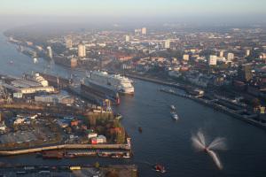 Am Morgen des 21. April 2016 lief AIDAprima, das neue Flaggschiff von AIDA Cruises, in den Hamburger Hafen ein.