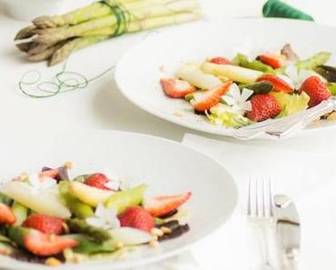 Spargel-Erdbeer-Salat mit Pinienkernen