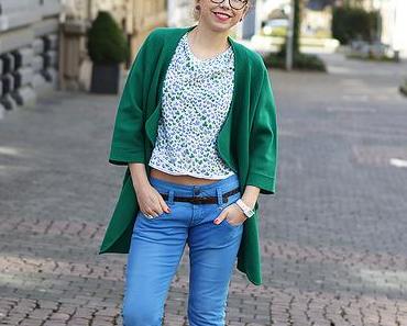 Outfit: Bright Blue Jeans, Green Knit Cardigan & Flower Shirt