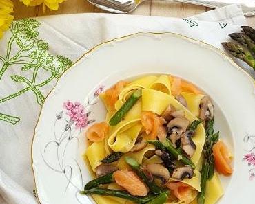 Hallo Frühling: Bandnudeln mit grünem Spargel und Räucherlachs
