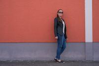 Outfit mit Lederjacke – Spitzentop und Leder-Espandrilles