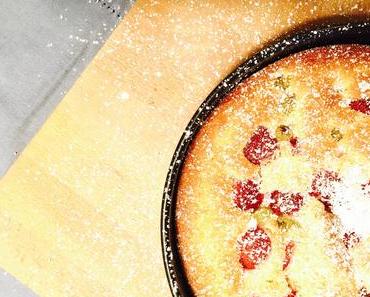 Stachelbeeren-Joghurt-Kuchen mit Erdbeeren