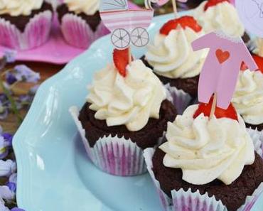Süsse Liebe! Gefüllte Erdbeer-Schoko-Cupcakes mit Frischkäse-Topping