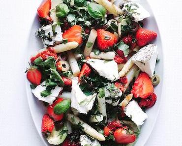 Spargelsalat mit gerösteten Erdbeeren und Rhabarber