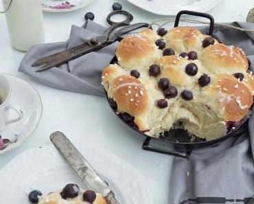 Blaubeer Hefebrioche mit Holunderglasur / Blueberry Brioches with Elderflower Glaze