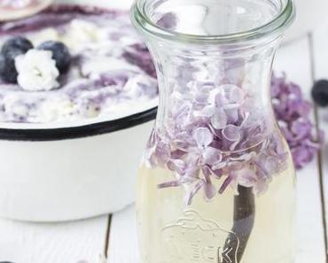 Sahneeis mit Blaubeer-Swirl und Fliedersirup