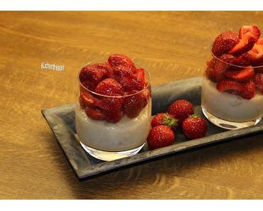 Erdnusspudding mit Erdbeeren