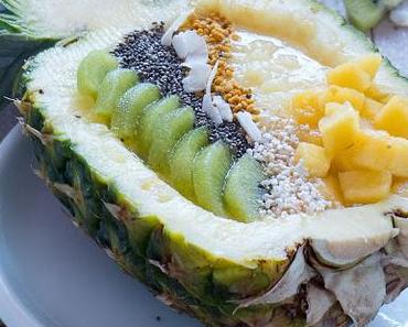 Ananas Smoothie Bowl mit Chia, Blütenpollen und gepufftem Amaranth
