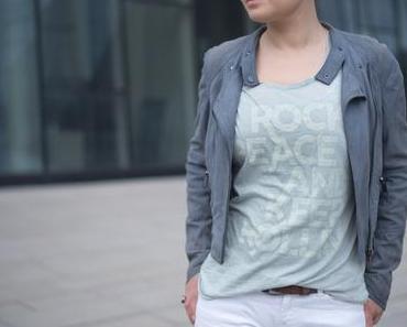 Blaugraues Wetter und Outfit in Lederjacke, Review Shirt und 7 FOR ALL MANKIND Jeans