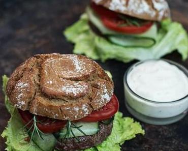 Rustikaler Rindfleisch Burger mit Löwensenf