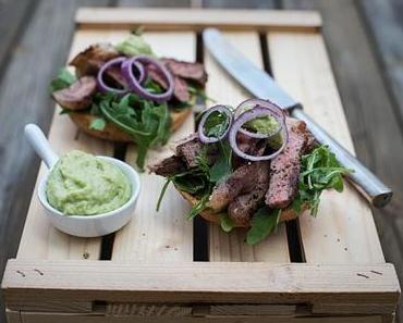 Rinderfilet Streifen auf knusprigen Brötchen mit Wasabi-Kren
