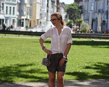 Outfit: White Blouse, Summer Shorts, Furla & T-Straps