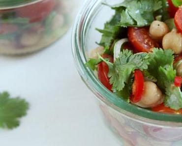 Kichererbsen Salat mit Kirschtomaten, Chili und Koriander - der schnelle und einfache BBQ Begleiter