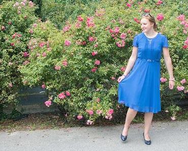 Blau in blau und weiße Punkte