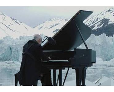 Ludovico Einaudi spielt Klavier vor schmelzendem Gletscher