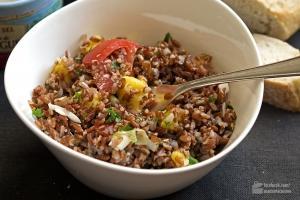 Roter Reissalat mit Mango und Kokosraspeln