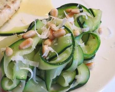 Zucchini-Tagliatelle in italienischer Butter