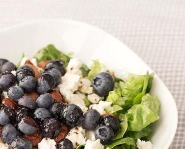 Rezept: Salat mit Blaubeeren, Mandeln und Mohndressing