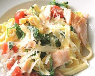 Tagliatelle mit Räucherlachs und Spinat – megaschnell
