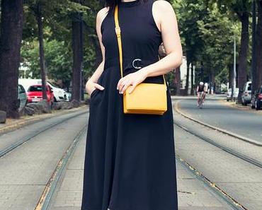 Outfit mit Schwarzem Kleid und Ganni Lennox Bag