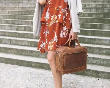 Outfit mit A E P DETLA Classic und Blumenkleid