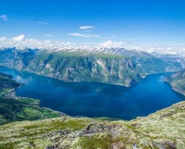 Aurlandsfjord: sanfte Gipfel, wilde Täler