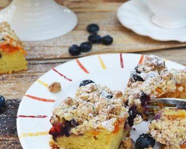 Mit Liebe gebacken! Marillen-Heidelbeer-Streuselkuchen