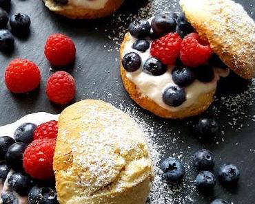 kleines Wochenendsüß: warme Zimtburger mit Himbeeren und Heidelbeeren auf Kakakosahne