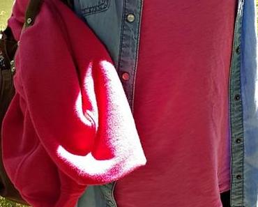 Outfit – Pinkes Shirt, Jeans Bluse, Jeans und Nikes