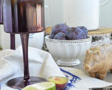 Zwetschgen Cocktail mit Sirup, Prosecco und Zitronenthymian / Plum Cocktail with Syrup, Prosecco and Thyme