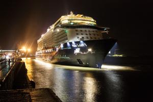 Bremerhaven begrüßt die Mein Schiff 5 – Feierliche Plakettenübergabe zum Erstanlauf