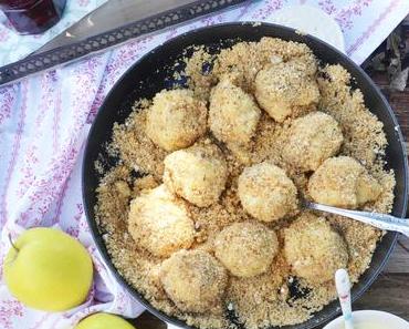 Lieblings-Wohlfühlessen! Topfenknödel mit Haselnussbrösel, Apfel-Beeren-Kompott und Vanillesauce