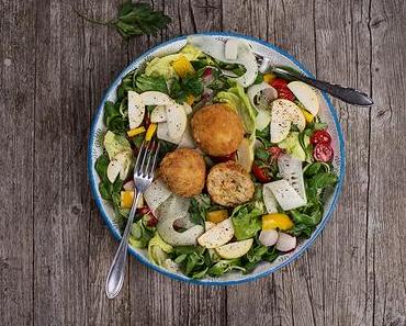 Gebackener Käseknödel auf buntem Salat