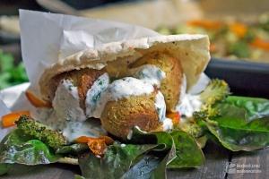 Pitabrot mit Falafel und Röstgemüse