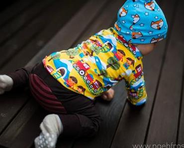 Eisenbahnshirt und Monkeypants an Sitz-Baby