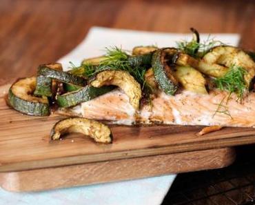 Gesundes Grillrezept - Geplankter Lachs vom Grill mit Gurke