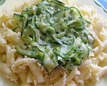 Zucchini-Zitrone-Gemüse auf Farfalle-Bett