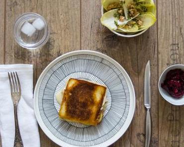 Camembert-Grilled-Cheese mit Apfel und Preiselbeeren