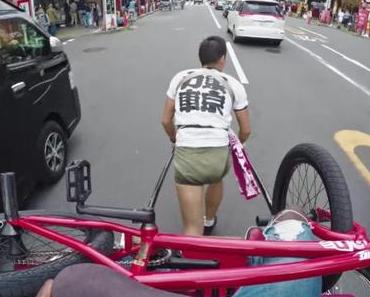 Typ steigt auf ein Kinderrad und verteilt Komplimente