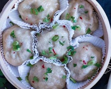 Gedämpfte, gefüllte Asiatische Brötchen mit Hühnchen & drei Saucen { enthält Werbung }