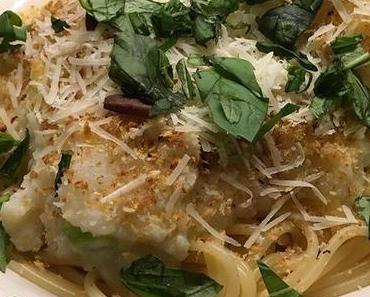 Spaghetti mit zitroniger Blumenkohlsoße, Pinienkernstreuseln und mies geschnittenem Basilikum #foodporn #hellofresh – via Instagram