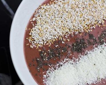 Smoothie Bowl mit Beeren und Kakao