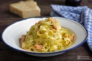 Safran-Tagliatelle mit Lachs und Lauchgemüse