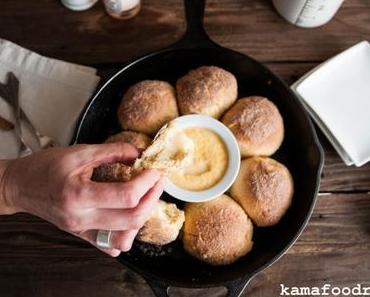 Fluffige Zimtbrötchen mit warmem Vanille-Cheesecake Dip