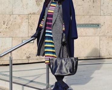 Outfit mit gestreiftem Midikleid, Wollweste und Ankle Boots