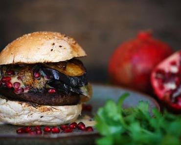 Der Oriental-Burger: Mit Auberginen, Granatapfel und Sesam-Koriander-Majonnaise