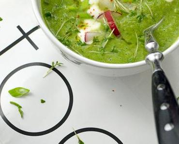 Green Soup: Broccolisuppe mit Mangold und Zitronen-Knoblauch-Joghurt